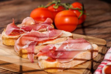 Geleneksel İspanyol mezeleri, sade bir zeytin tahtasında jambon ve zeytin yağı ile birlikte. Üst düzey Akdeniz mutfağını ve diyetini göstermek için mükemmel.!!