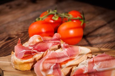 Lezzetli Akdeniz atıştırmalıkları, kızarmış jambon ve ekstra bakir zeytinyağı. Üst düzey restoranlar ve fırın fotoğrafları için ideal..