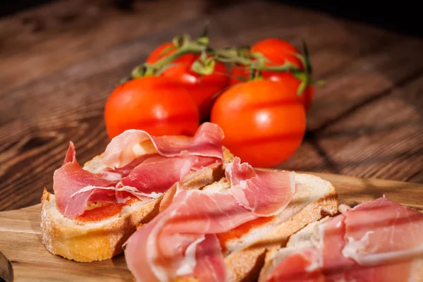 Lezzetli Akdeniz atıştırmalıkları, kızarmış jambon ve ekstra bakir zeytinyağı. Üst düzey restoranlar ve fırın fotoğrafları için ideal..