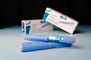 Sağlık konseptleri için perakende satış kutularıyla enjeksiyonlu ilaç kalemleri. Sağlık broşürleri, tıbbi makaleler ve kilo kaybı için ideal dijital içerik.