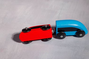 Raylardaki raydan çıkmış ahşap tren vagonu. Demiryolu güvenliği sorunları, trajik kazalar ve daha iyi ulaşım güvenliği ihtiyacı için mükemmel bir örnek..