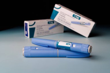 Kilo kaybı ve kan şekeri kontrolü için GLP-1 kalemleri. İlaç pazarlama ve klinik eczane araştırma reklamları için yüksek kaliteli görüntüler!!