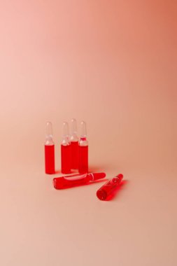 Yumuşak bir arka planda enjekte edilebilir B12 tüpleri. İlaç sağlığını, klinik beslenmeyi ve sağlıklı yaşam desteğini temsil etmek için mükemmel..