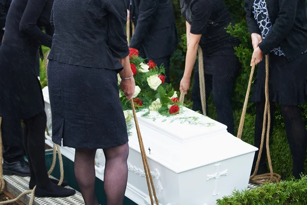 Cercueil d'abaissement avec fleurs — Photo