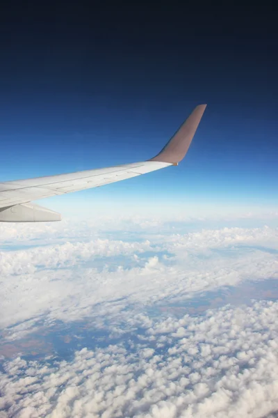 Looking out the window from an airplane — Stock Photo, Image