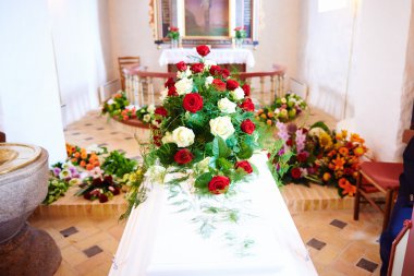 Tabutun üzerinde çiçek aranjmanı