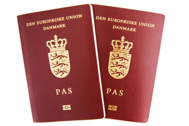 Beyaz arka plan üzerinde iki Danimarkalı Pasaportlar