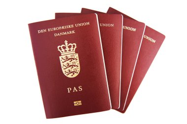 Beyaz arka plan üzerinde dört Danimarka pasaportu
