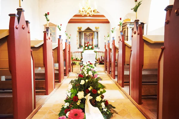 Corredor com flores no funeral — Fotografia de Stock