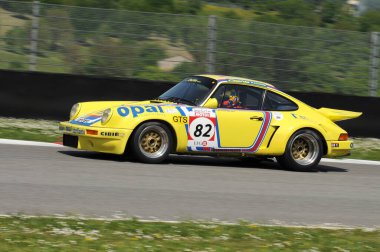 Mugello Tarihi Klasiği: 25 Nisan 2014: PORSCHE 911 RSR 1974 Michel LECOURT 'un kullandığı Mugello Pisti, İtalya.
