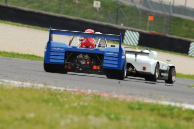 Mugello Tarihi Klasiği 25 Nisan 2014: # 67 LOLA T 282 HU6 DFV 1971 Leo VOYAZIDES / Simon HADFIELD tarafından Mugello Circuit, İtalya.