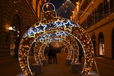 Floransa, 23 Kasım 2020: Floransa 'nın merkezinde Noel süslemesi. Tornabuoni yoluyla, Floransa 'nın tarihi merkezindeki moda sokağı. İtalya.