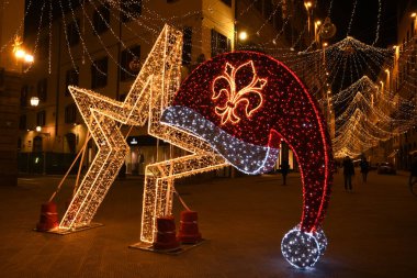 Floransa, 23 Kasım 2020: Floransa 'nın merkezinde Noel süslemesi. Tornabuoni yoluyla, Floransa 'nın tarihi merkezindeki moda sokağı. İtalya.