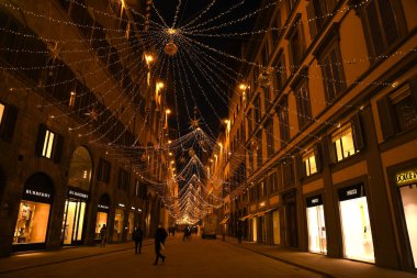 Floransa, 23 Kasım 2020: Floransa 'nın merkezinde Noel süslemesi. Tornabuoni yoluyla, Floransa 'nın tarihi merkezindeki moda sokağı. İtalya.