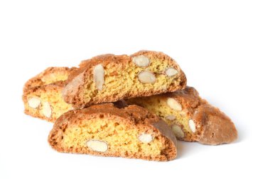 Cantucci ya da Cantuccini 'yi beyaz arkaplanda kapat. Cantuccini, un, yumurta, maya ve badem ile yapılan tipik Toskana kuru bisküvileridir. İtalya.