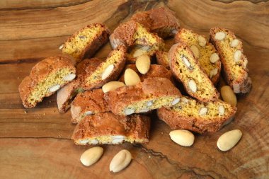 Cantucci ya da Cantuccini üzerine yakın plan ve kabuklu badem. Cantuccini, un, yumurta, maya ve badem ile yapılan tipik Toskana kuru bisküvileridir. İtalya.