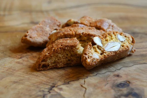 Close Cantucci Cantuccini Sobre Fundo Madeira Cantuccini São Biscoitos Secos — Fotografia de Stock