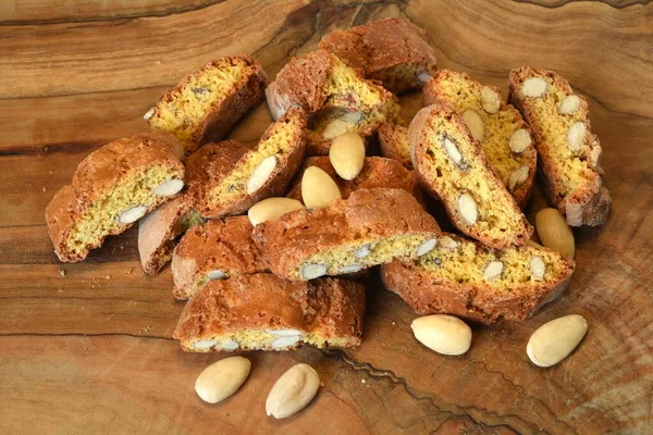 Close Cantucci Cantuccini Sobre Fundo Madeira Com Amêndoas Descascadas Cantuccini — Fotografia de Stock