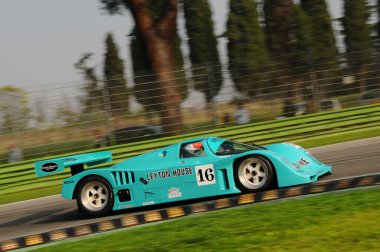 Imola İtalya - 20 Ekim 2012: Porsche 962 Scott Aaron ve Dreelan Tommy tarafından sürülen Luigi Musso Historic GP 2012 etkinliğinde Imola Circuit antrenmanı sırasında.