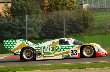 Imola İtalya - 20 Ekim 2012: Luigi Musso Tarihi GP 2012 etkinliğinde Imola Pisti 'nde Lindberg Eyewear tarafından sürülen Porsche 962.