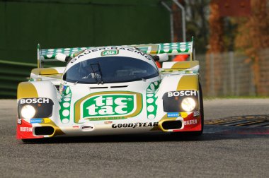 Imola İtalya - 20 Ekim 2012: Luigi Musso Tarihi GP 2012 etkinliğinde Imola Pisti 'nde Lindberg Eyewear tarafından sürülen Porsche 962.