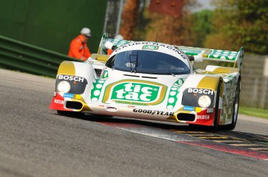Imola İtalya - 20 Ekim 2012: Luigi Musso Tarihi GP 2012 etkinliğinde Imola Pisti 'nde Lindberg Eyewear tarafından sürülen Porsche 962.