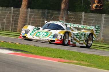 Imola İtalya - 20 Ekim 2012: Luigi Musso Tarihi GP 2012 etkinliğinde Imola Pisti 'nde Lindberg Eyewear tarafından sürülen Porsche 962.