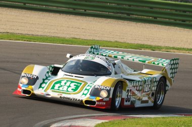 Imola İtalya - 20 Ekim 2012: Luigi Musso Tarihi GP 2012 etkinliğinde Imola Pisti 'nde Lindberg Eyewear tarafından sürülen Porsche 962.