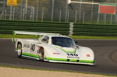 Imola İtalya - 20 Ekim 2012: Luigi Musso Tarihi GP 2012 etkinliğinde Miles Don tarafından Imola Pisti 'nde düzenlenen tatbikat sırasında kullanılan Jaguar XJR5.