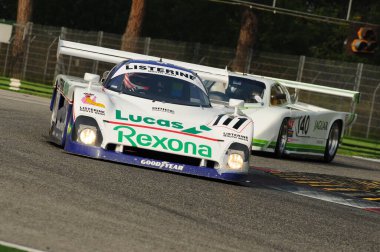 Imola İtalya - 20 Ekim 2012: Luigi Musso Historic GP 2012 etkinliğinde Donovan Mike tarafından Imola Pisti 'nde yapılan tatbikat sırasında sürülen Spice SE88.