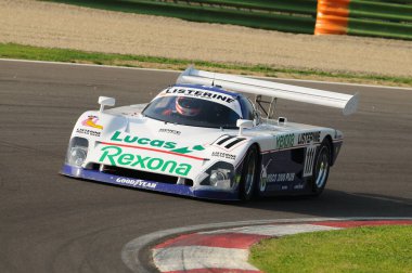 Imola İtalya - 20 Ekim 2012: Luigi Musso Historic GP 2012 etkinliğinde Donovan Mike tarafından Imola Pisti 'nde yapılan tatbikat sırasında sürülen Spice SE88.