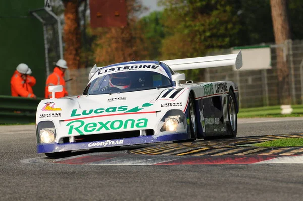 Imola İtalya - 20 Ekim 2012: Luigi Musso Historic GP 2012 etkinliğinde Donovan Mike tarafından Imola Pisti 'nde yapılan tatbikat sırasında sürülen Spice SE88.