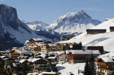 San Cassiano, İtalya Şubat 2021: Vista di San Cassiano, Val Badia, Güney Tyrol kış sezonunda. İtalya.