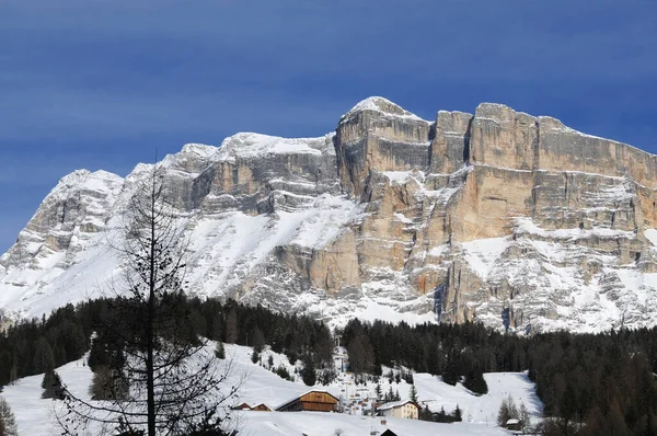 Alpské Dřevěné Chaty Úpatí Pohoří Sasso Della Croce Alta Badia — Stock fotografie