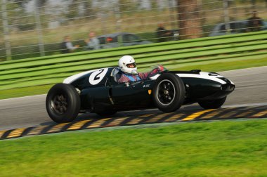 Imola İtalya - 20 Ekim 2012: Luigi Musso Tarihi GP 2012 etkinliğinde Imola Pisti 'nde yapılan uygulama oturumunda Cooper T45 - 51 sürüşü bilinmiyor.
