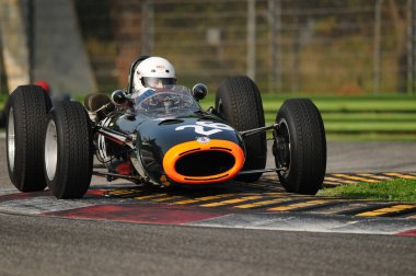 Imola İtalya - 20 Ekim 2012: Luigi Musso Tarihi GP 2012 etkinliğinde Imola P261-2 tatbikatı sırasında BRM 'nin sürücüsü bilinmiyor.