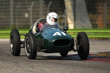 Imola İtalya - 20 Ekim 2012: Luigi Musso Historic GP 2012 etkinliğinde Imola pistinde Cooper T41 'i tanımamaktadır..
