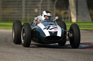 Imola İtalya - 20 Ekim 2012: İtalya 'da Luigi Musso Tarihi GP 2012 etkinliğinde Imola Pisti' nde Cooper T45 'i tanımamaktadır..
