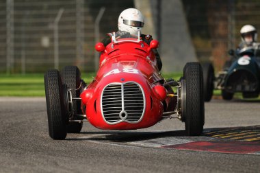 Imola İtalya - 20 Ekim 2012: Luigi Musso Tarihi GP 2012 etkinliğinde Imola Pisti 'nde yapılan tatbikat sırasında Maserati 4CLT-41 sürüşü bilinmiyor.