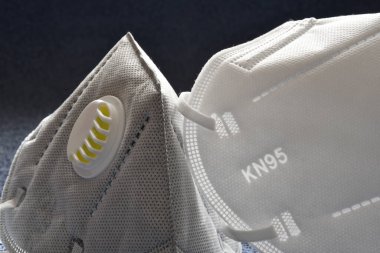 KN95 ya da N95 maskesi. Öğleden sonra 2.5 için valf olsun ya da olmasın. Virüs koruması. Virüsün ve COVID-19 salgınının yayılmasını önlüyor..