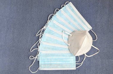 Koronavirüsten korunmak için antiviral tıbbi maskeli beyaz KN95 veya N95 maskesi. Cerrahi koruyucu maske. Virüs ve salgın COVID-19 'un yayılmasının önlenmesi. 