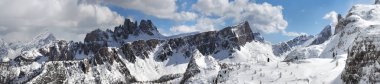 Cortina d 'Ampezzo Dolomites' teki Croda da da Lago & Lastoni di Formin dağ grubu. Kış mevsimi. Veneto, İtalya.