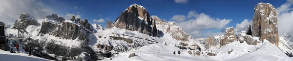 Winterlandschap Cortina Ampezzo Dolomieten Skiërs Voor Tofana Rozes Cinque Torri — Stockfoto