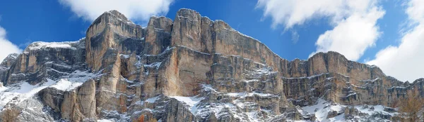 冬のサッソ デッラ クロス山グループ ドロマイト ヴァル バディア イタリアの南チロル — ストック写真