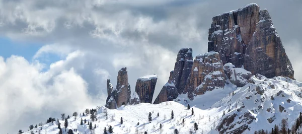 Bella Vista Sulle Cinque Torri Nella Stagione Invernale Nelle Dolomiti — Foto Stock