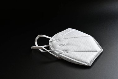 KN95 ya da N95 maskesi 2.5 ve virüs koruması için. Virüsün ve COVID-19 salgınının yayılmasını önlüyor..