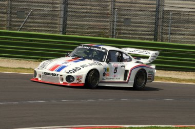 Imola İtalya - 8 Haziran 2012: Porsche 935 FOVENY ve ROITMAYER tarafından Imola Pisti 'nde 2012 Imola Klasik Festivali' nde gerçekleştirilen tatbikat sırasında kullanıldı..