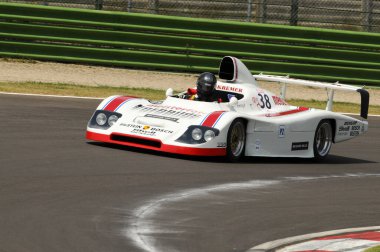 Imola İtalya - 8 Haziran 2012: Porsche 936 1977 U. SCHUMACHER tarafından Imola Circuit 'te düzenlenen 2012 Imola Klasik Festivali' nde kullanıldı..