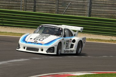 Imola İtalya - 8 Haziran 2012: Porsche 935 K 1978 Imola Pisti 'nde 2012 Imola Klasik Festivali' nde yapılan tatbikat sırasında bilinmiyor..