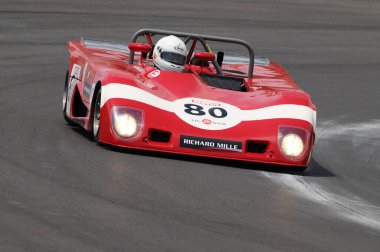 Imola İtalya - 8 Haziran 2012: LOLA T 280 DFV 1971 Imola Circuit 'te Imola Classic Festival 2012' de M. QUINIOU tarafından kullanıldı..